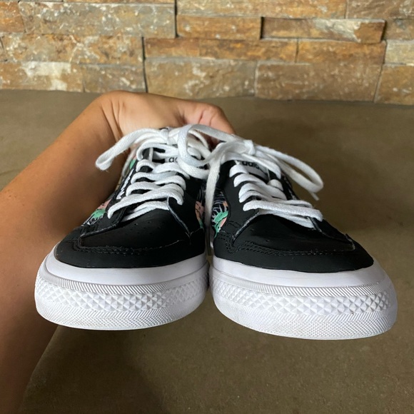 Adidas Sneakers Youth 6.5 Women’s 8-8.5 Black & Floral Lace Up Continental Vulc - Picture 3 of 10